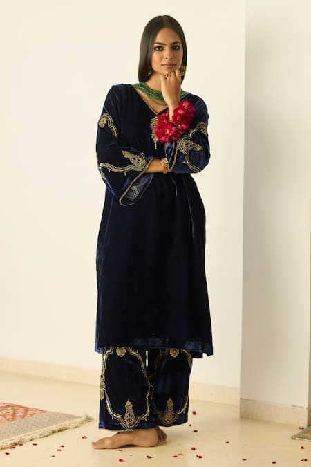 Shop_Sarang Kaur_Blue Velvet Embroidery V-neck Tarunima Kurta Set 