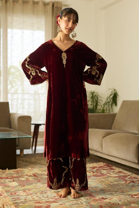Buy_Sarang Kaur_Red Velvet, Organza, Silk Embroidery, Metallic Thread V-neck Tarunima Kurta Set _Online_at_Aza_Fashions