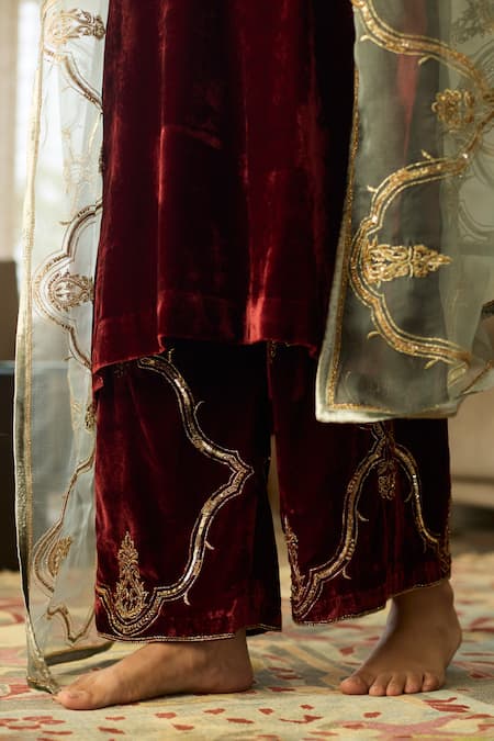 Buy_Sarang Kaur_Red Velvet, Organza, Silk Embroidery, Metallic Thread V-neck Tarunima Kurta Set 
