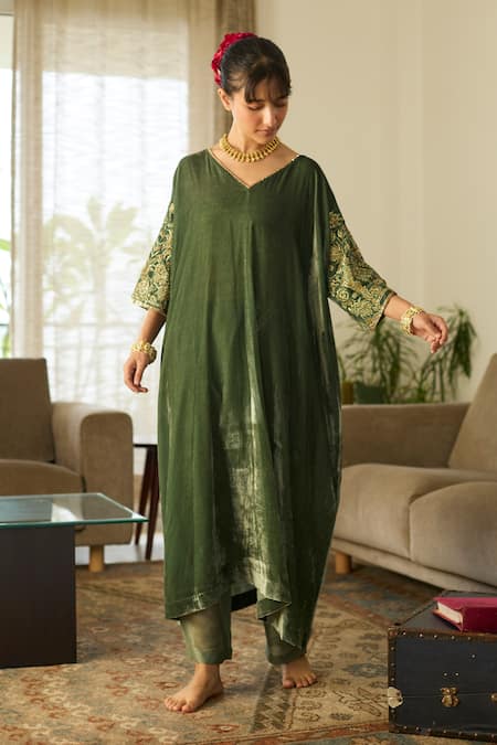 Sarang Kaur_Green Velvet, Tissue, Silk Embroidery V-neck Makhmal Kaftan Set _at_Aza_Fashions