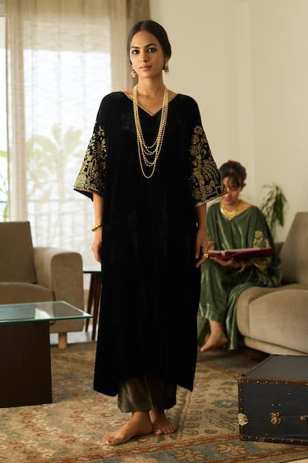 Buy_Sarang Kaur_Black Velvet, Tissue, Silk Embroidery, Metallic Thread Makhmal Kaftan Set 