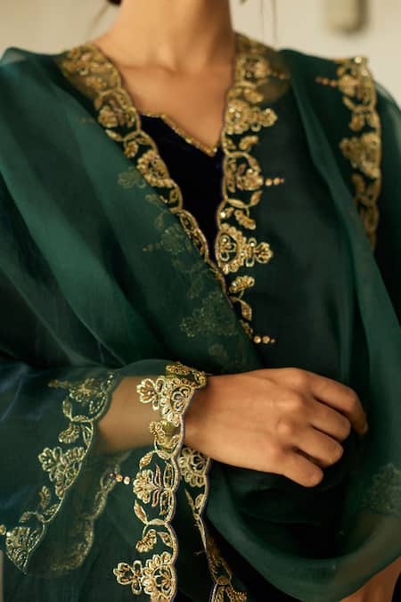 Buy_Sarang Kaur_Blue Velvet, Silk Organza Embroidery, Zari Split V-neck Muraad Kurta Pant Set 