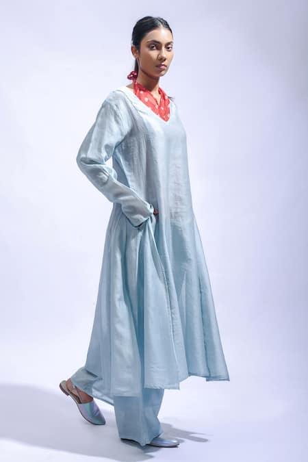 Buy_JAYATI GOENKA_Aqua Chanderi Silk Zari V-neck Sky Drift Kurta Set _Online_at_Aza_Fashions