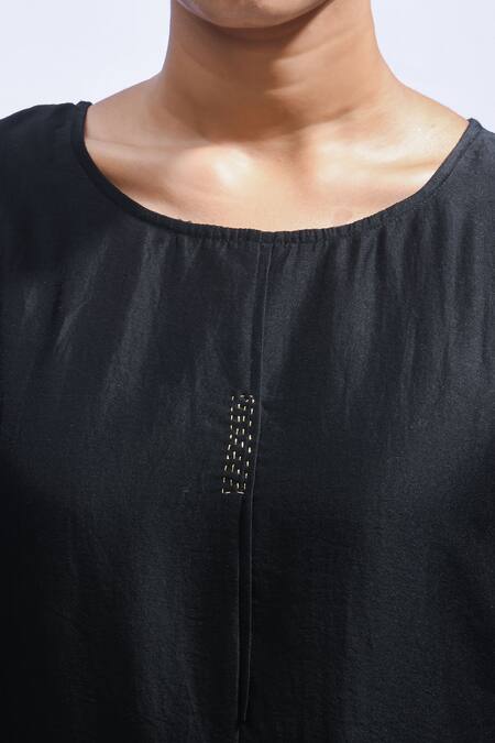 JAYATI GOENKA_Black Chanderi Silk Embroidery, Metallic Thread Round Neck Kurta And Pant Set _at_Aza_Fashions