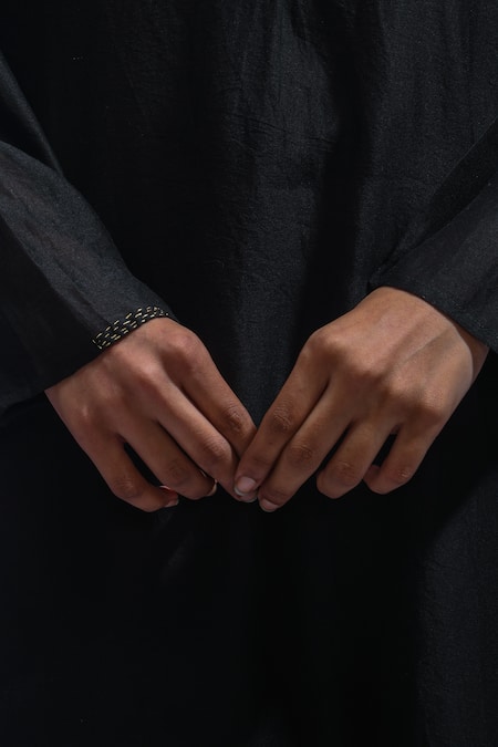 Buy_JAYATI GOENKA_Black Chanderi Silk Embroidery, Metallic Thread Round Neck Kurta And Pant Set 