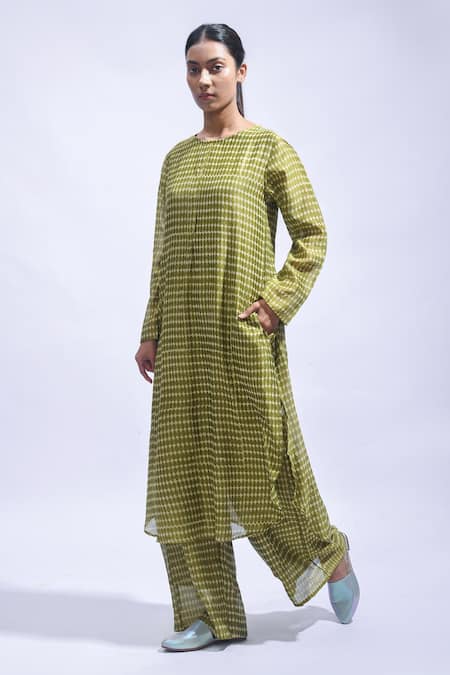 JAYATI GOENKA_Green Chanderi Silk Embroidery Round Neck Block Printed Kurta And Pant Set _Online_at_Aza_Fashions