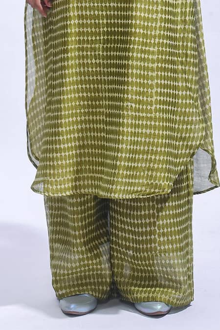 JAYATI GOENKA_Green Chanderi Silk Embroidery Round Neck Block Printed Kurta And Pant Set _at_Aza_Fashions