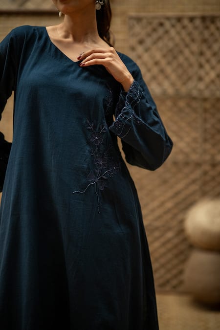 Vaani Beswal_Blue Cotton Embroidery, Beads V-neck Aarfa Cutwork Hemline Kurta And Pant Set _Online_at_Aza_Fashions