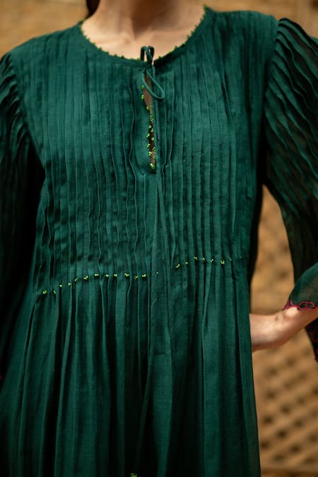 Buy_Vaani Beswal_Green Chanderi Embroidery Round , Keyhole Veda Pintuck Midi Dress 