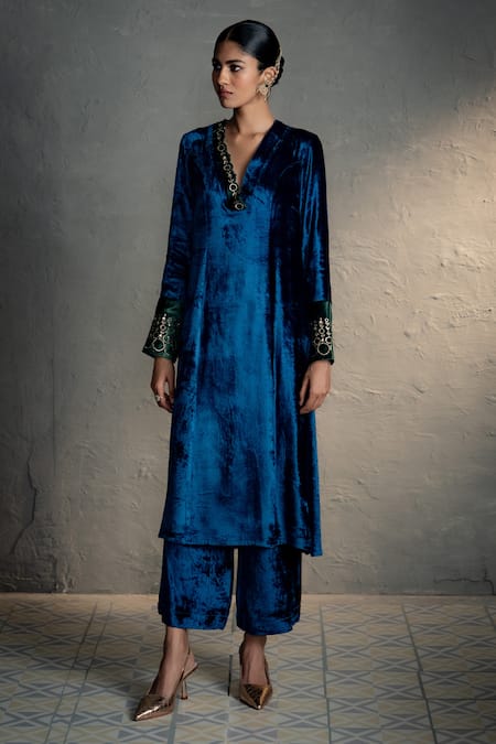 Buy_Charkhee_Blue Velvet Embroidery, Sequins V-neck Placed Kurta Set 