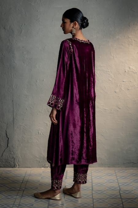 Charkhee Placed Embroidered Velvet Phiran Kurta Set 
