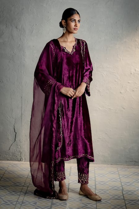 Charkhee Placed Embroidered Velvet Phiran Kurta Set 