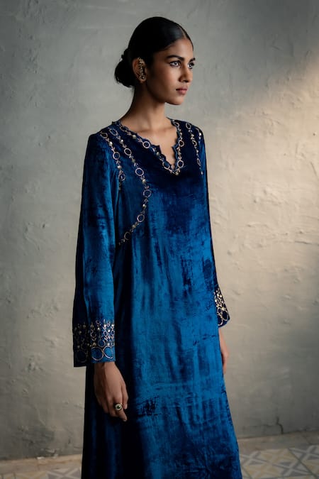 Charkhee_Blue Velvet Embroidery, Metallic Thread, Sequins Phiran Kurta Set With Stole _at_Aza_Fashions