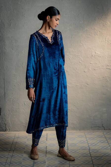 Buy_Charkhee_Blue Velvet Embroidery, Metallic Thread, Sequins Phiran Kurta Set With Stole 