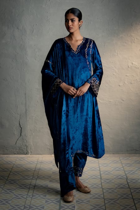 Charkhee Velvet Phiran Kurta Set With Stole 