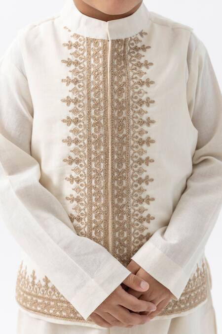 Shop_Tiber Taber_Cream Cotton Embroidery, Metallic Thread Bundi Jacket With Hook Eye Closure 