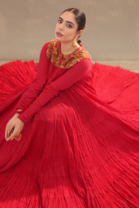 RICHA AHLUWALIA_Red Zari, Embroidery Round Neck Crinkled Mulmul Jalabiya With Zardozi Yoke _Online_at_Aza_Fashions