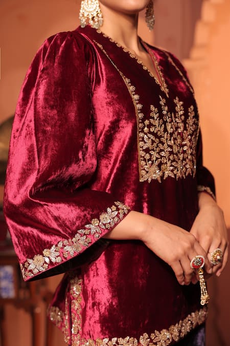 Buy_RICHA AHLUWALIA_Maroon Velvet, Silk, Organza Embroidery, Zari V-neck Dabka Pitta Kurta Set 
