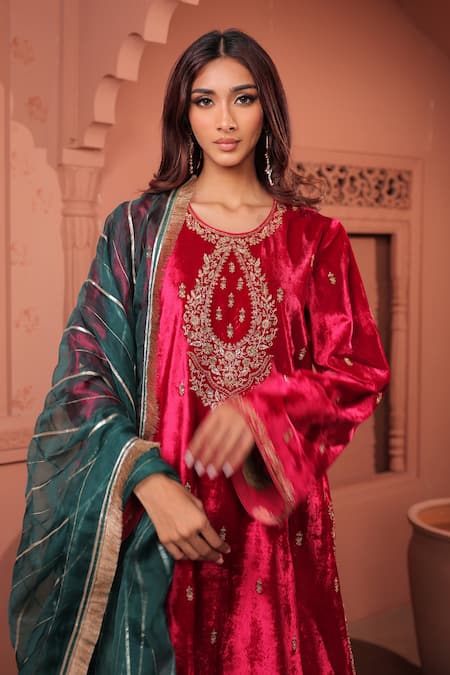 Buy_RICHA AHLUWALIA_Pink Velvet Embroidery, Sequins, Gota Patti, Zari Round Dori Zardozi Kurta Set _Online_at_Aza_Fashions