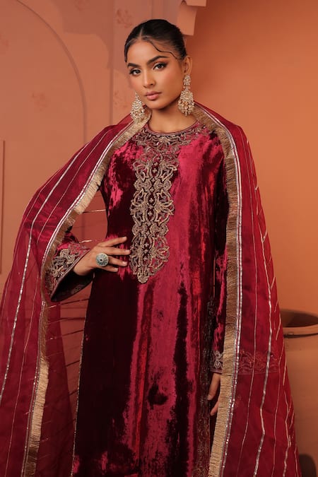 Buy_RICHA AHLUWALIA_Maroon Velvet, Silk, Cotton, Organza Embroidery, Sequins, Zari, Dori Kurta Set _Online_at_Aza_Fashions