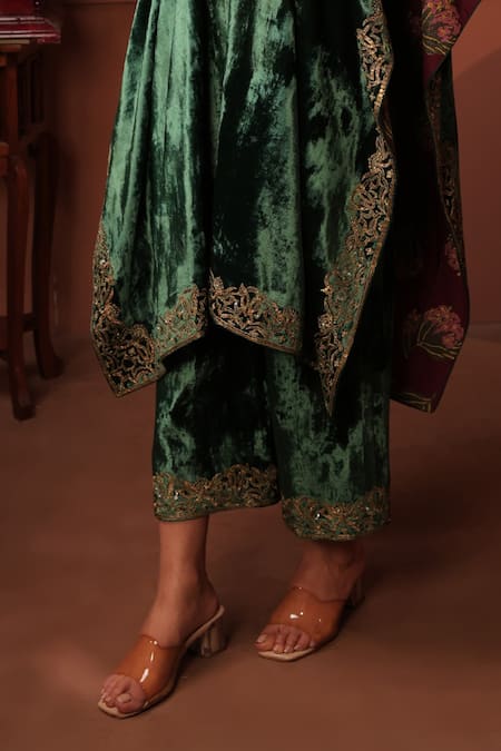 Buy_RICHA AHLUWALIA_Emerald Green Velvet, Silk Embroidery, Sequins, Zari Round Kaftan With Palazzo _Online_at_Aza_Fashions