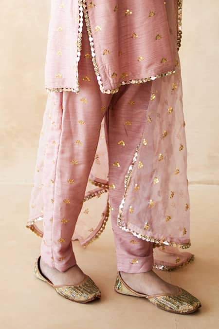 Gulabo Jaipur Pink Chanderi Embroidery, Lace Round Neck Rani Straight Kurta Set Online at Aza Fashions Gulabo Jaipur_Pink Chanderi Embroidery, Lace Round Neck Rani Straight Kurta Set _Online_at_Aza_Fashions
