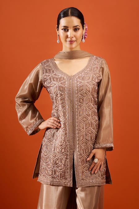 Samyukta Singhania_Brown Crepe Embroidery V-neck Kurta Set _at_Aza_Fashions
