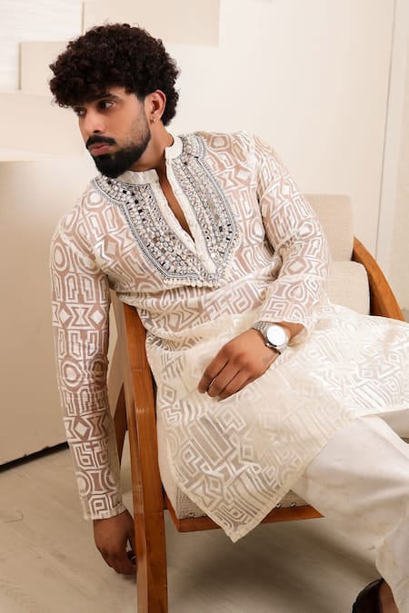 Menero_Off White Chanderi Silk, Cotton Embroidery, Self Geometric Kurta And Pant _Online_at_Aza_Fashions
