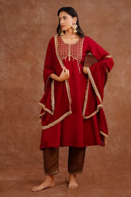 World of Sugandh Ruhani Hand Embroidered Kurta With Pant 