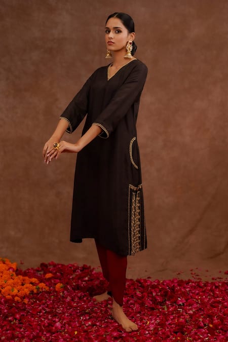 World of Sugandh_Charcoal Dupion, Silk Embroidery V-neck Kumkum Hand Kurta Set _Online_at_Aza_Fashions