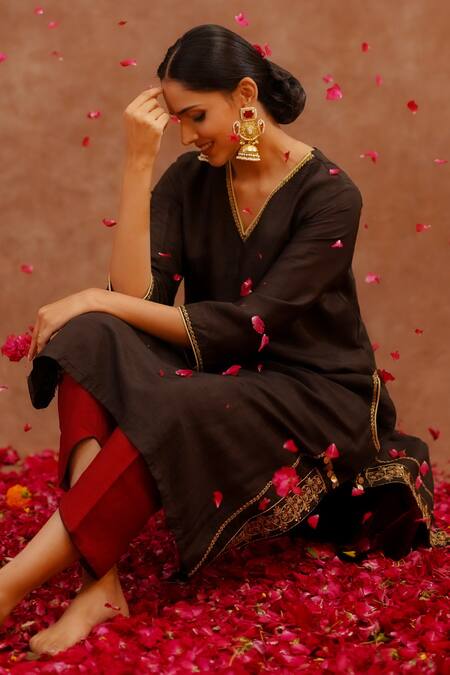 Buy_World of Sugandh_Charcoal Dupion, Silk Embroidery V-neck Kumkum Hand Kurta Set 
