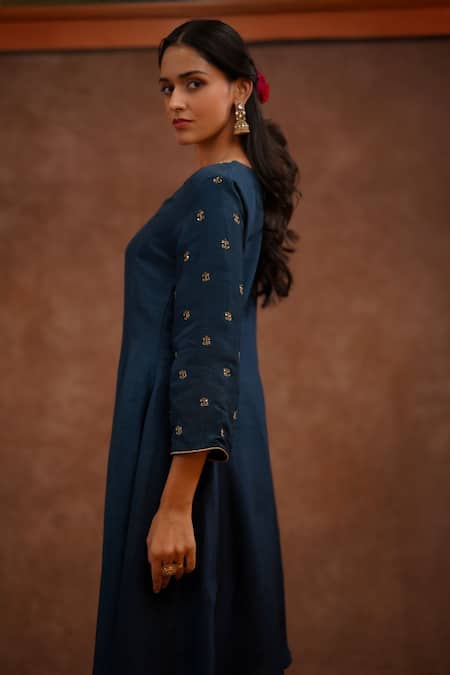 World of Sugandh Neelkanthi Hand Embroidered Kurta With Pant 