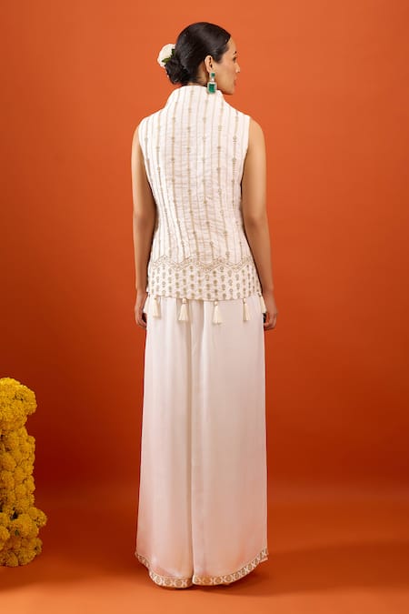 Samyukta Singhania Embroidered Kurta Set 