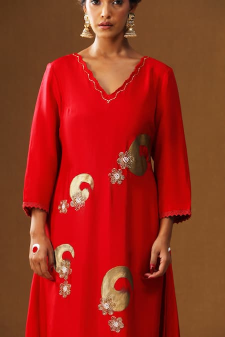 Arpita Sulakshana Red Silk Embroidery V-neck Rooh Gulabi Hand Painted Kurta Set at Aza Fashions Arpita Sulakshana_Red Silk Embroidery V-neck Rooh Gulabi Hand Painted Kurta Set _at_Aza_Fashions