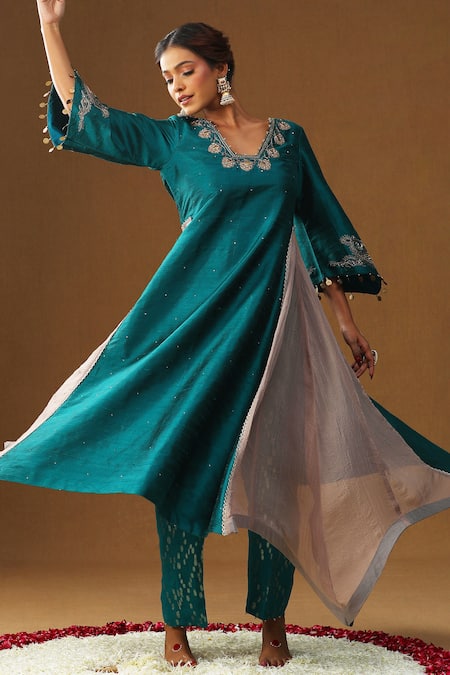 Arpita Sulakshana Ambar Phool Embroidered Kurta Set 