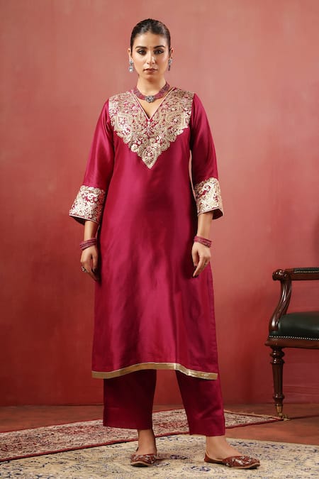 Anshu Wadhwa_Wine Chanderi Zari, Embroidery V-neck Kurta Set _at_Aza_Fashions
