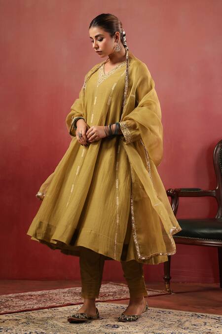 Anshu Wadhwa_Green Chanderi Embroidery, Zari, Sequins V-neck Kurta Set _Online_at_Aza_Fashions