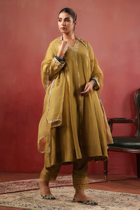 Buy_Anshu Wadhwa_Green Chanderi Embroidery, Zari, Sequins V-neck Kurta Set _Online_at_Aza_Fashions