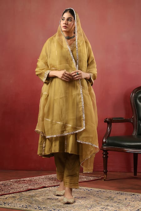 Buy_Anshu Wadhwa_Green Chanderi Embroidery, Zari, Sequins V-neck Kurta Set 