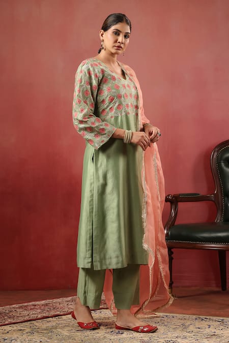 Anshu Wadhwa_Green Chanderi Embroidery, Gota Patti V-neck Kurta Pant Set _Online_at_Aza_Fashions