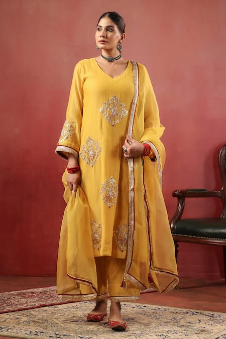 Buy_Anshu Wadhwa_Mustard Chanderi Embroidery, Zari, Tassels V-neck Kurta Pant Set _Online_at_Aza_Fashions