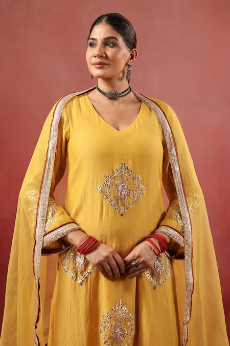 Buy_Anshu Wadhwa_Mustard Chanderi Embroidery, Zari, Tassels V-neck Kurta Pant Set 