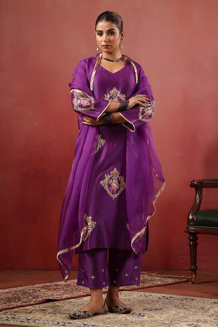 Anshu Wadhwa_Purple Chanderi Embroidery, Metallic Thread, Stones V-neck Kurta Set _Online_at_Aza_Fashions