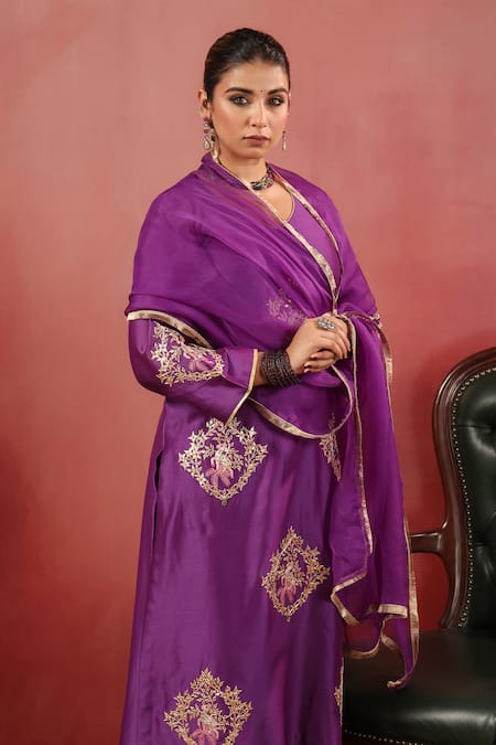 Anshu Wadhwa_Purple Chanderi Embroidery, Metallic Thread, Stones V-neck Kurta Set _at_Aza_Fashions