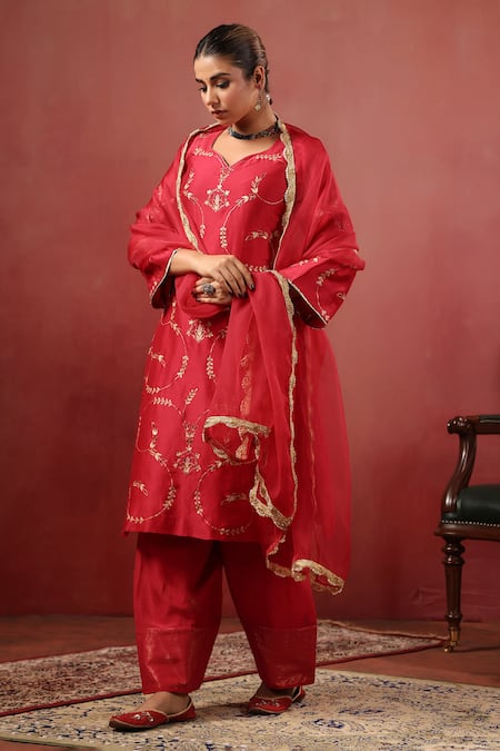 Anshu Wadhwa_Red Chanderi Embroidery, Zari, Metallic Thread Sweetheart Neck Kurta Set _Online_at_Aza_Fashions