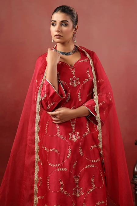 Buy_Anshu Wadhwa_Red Chanderi Embroidery, Zari, Metallic Thread Sweetheart Neck Kurta Set _Online_at_Aza_Fashions