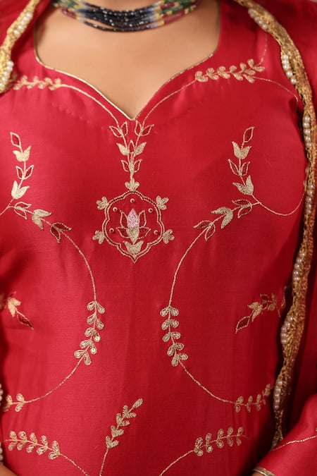 Anshu Wadhwa_Red Chanderi Embroidery, Zari, Metallic Thread Sweetheart Neck Kurta Set _at_Aza_Fashions