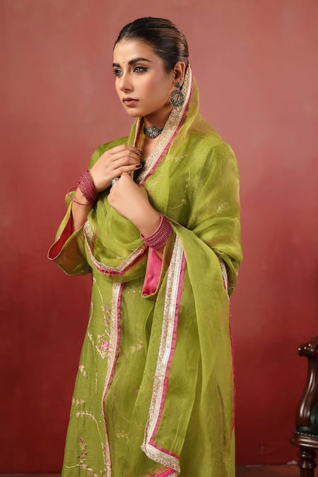 Buy_Anshu Wadhwa_Green Chanderi Embroidery V-neck Kurta Set _Online_at_Aza_Fashions