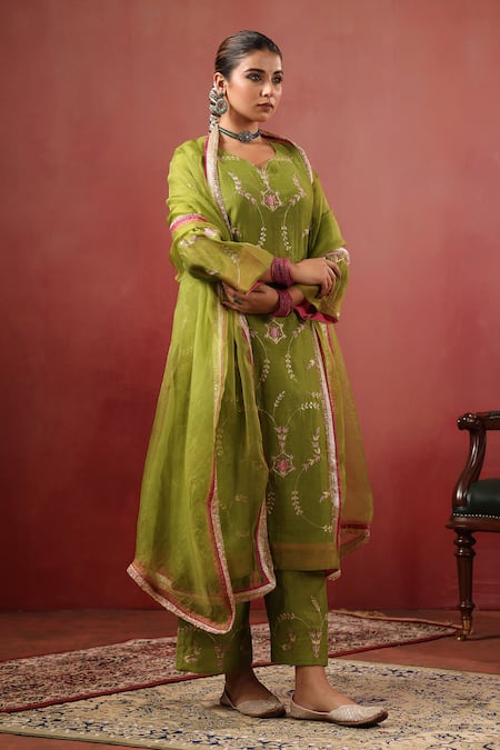 Anshu Wadhwa_Green Chanderi Embroidery V-neck Kurta Set _at_Aza_Fashions
