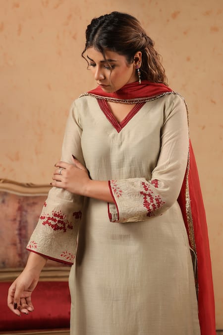 Anshu Wadhwa_Green Chanderi Embroidery, Gota Patti V-neck Kurta Palazzo Set _Online_at_Aza_Fashions